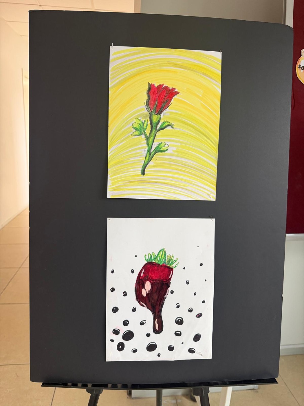 Her ay öğrencilerimizin eserlerini “Ayın Ressamı” sergisiyle
